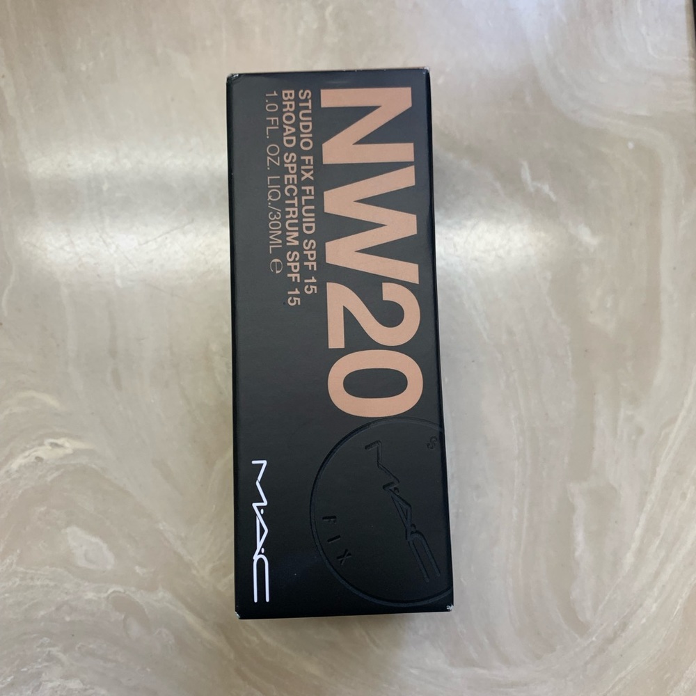 NIB NW20 Mac Studio fix fluid foundation